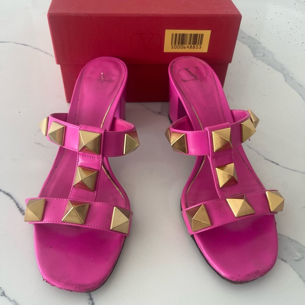 Valentino Garavani Rockstud Fuchsia Pink Block Heel Sandals Size 38 Gold Studs
